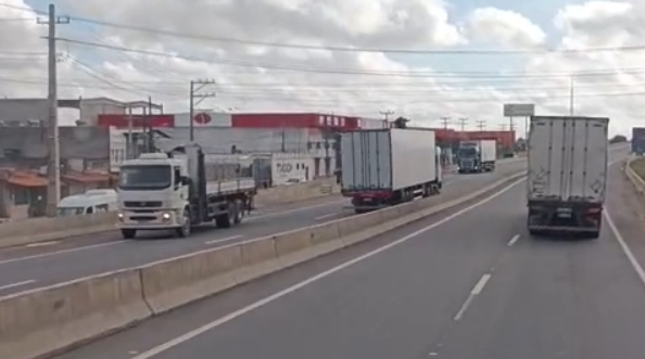 PRF prende motorista que trafegava na contramão na BR 116, em Feira de Santana (BA)