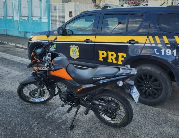 PRF recupera motocicleta furtada durante fiscalização na BR-407