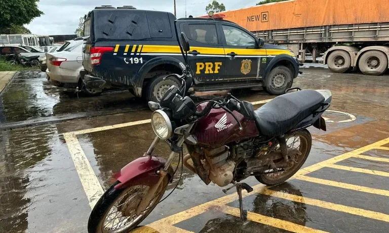 Motocicleta com restrição de roubo é recuperada pela PRF em Seabra (BA)