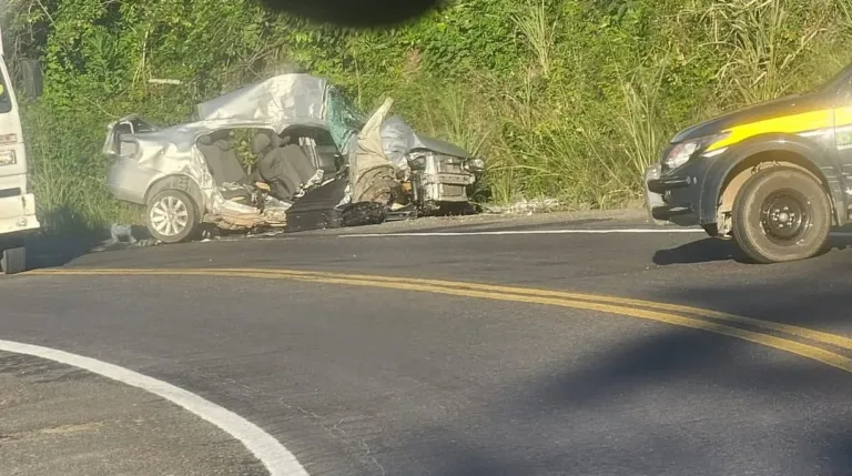 Três pessoas morrem após colisão entre carro e caminhão na BR-110, em Catu