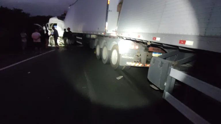 Acidente entre carretas mata motorista e interdita trecho da BR-116
