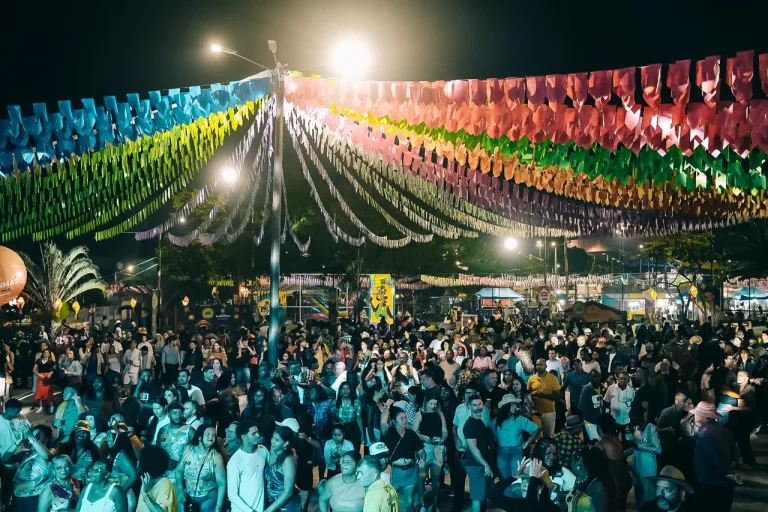 Vila de Santo Antônio reúne mais de 20 mil pessoas e abre alas para grandes shows no Carneirão