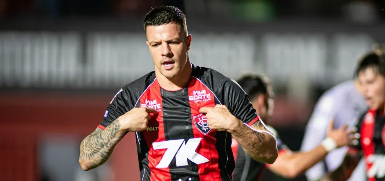 Kayzer faz valer a ‘Lei do Ex’ e o Vitória bate o Vasco na volta do Brasileirão