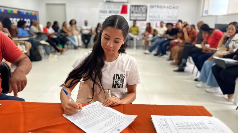 Prefeitura de Alagoinhas dá posse a 37 profissionais aprovados no REDA
