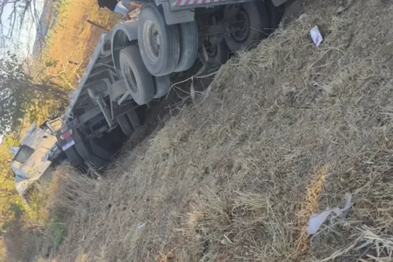 Idoso morre após colisão entre carretas na BR-122
