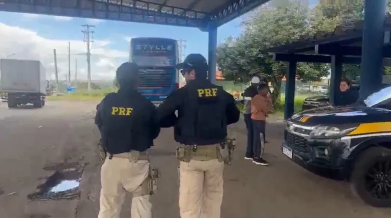 Motorista de ônibus abandona 46 passageiros após PRF identificar documento falso na Bahia