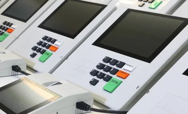TRE-BA inicia força-tarefa para testar mais de mil urnas eletrônicas focando nas Eleições 2026