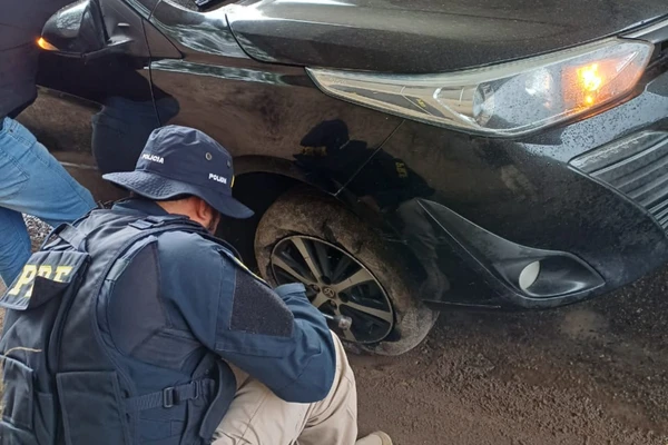 PRF escolta gestante após pneu furar durante trabalho de parto na BR-324, sentido Salvador