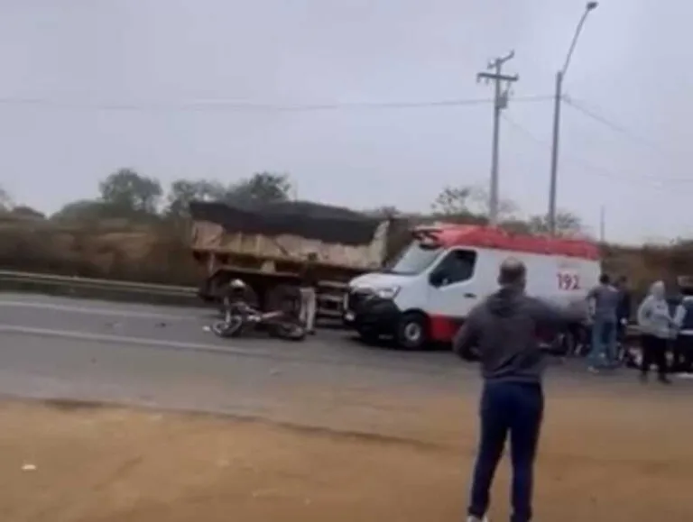 Ambulância do Samu é atingida por carreta durante atendimento em Vitória da Conquista