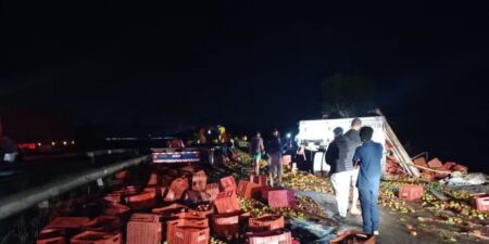 Três pessoas morreram após batida entre carro e caminhão na BR-116, na Bahia