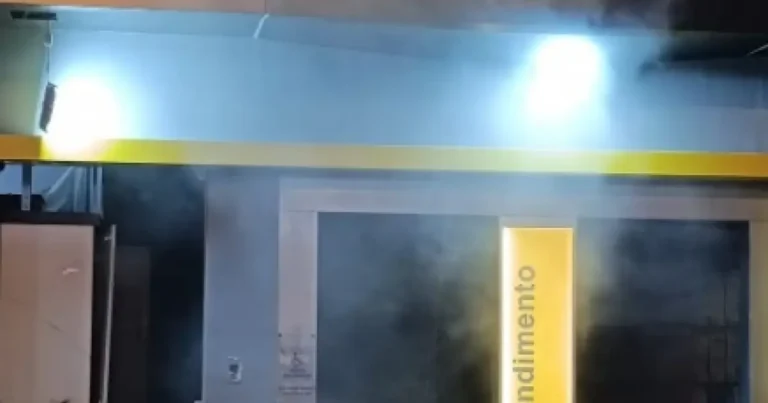 Caixas eletrônicos de banco são explodidos por criminosos na Bahia