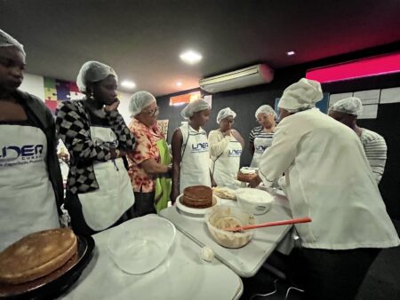 Oficina de Confeitaria Básica no CRAS Mangalô capacita moradores para geração de renda