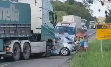 Mulher morre e duas pessoas ficam feridas em acidente na BR-101