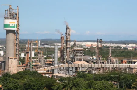 Petrobras reativa fábrica na Bahia e deve gerar mais de 2 mil empregos