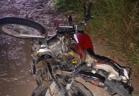Casal morre após ter moto atingida por caminhonete na zona rural de Irará