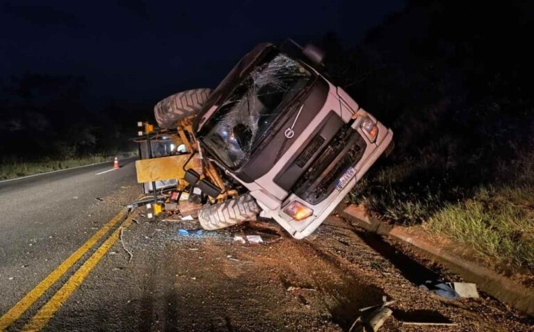Caminhão com máquina pesada tomba após se desprender de guincho na BR-116