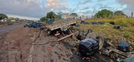 Colisão entre caminhões carregados de café e mangas deixa dois mortos na BR-116