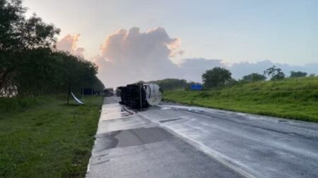 Caminhão-tanque derrama combustível e interdita trecho da BR-324