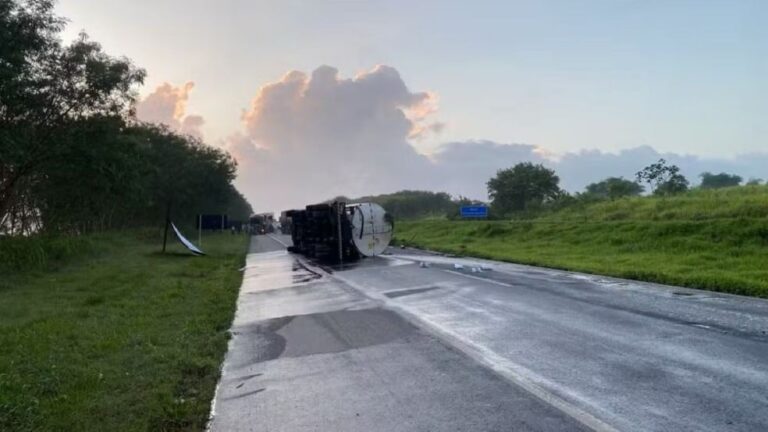 Caminhão-tanque derrama combustível e interdita trecho da BR-324