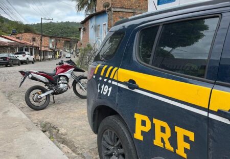 PRF flagra adulteração veicular e detém condutor em Cachoeira/BA