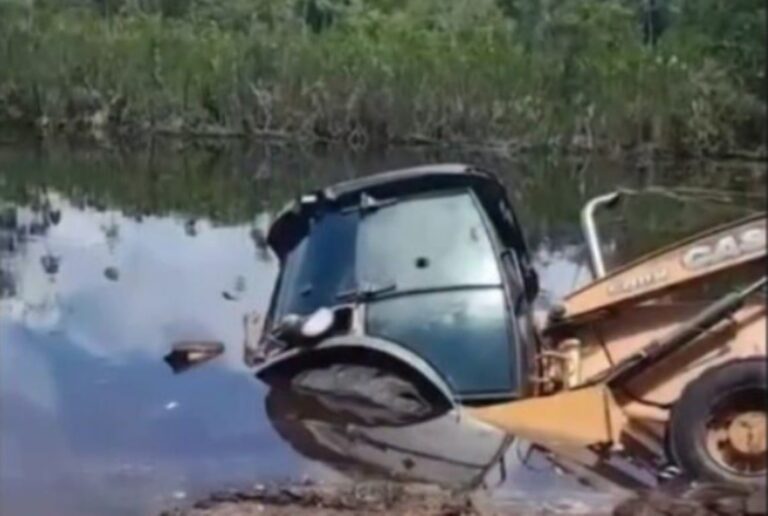 Homem é encontrado morto dentro de retroescavadeira em lago na Bahia