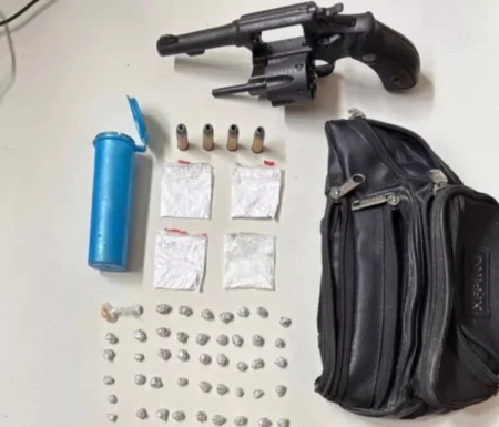 Polícia Militar apreende arma e drogas na localidade do Cruzeiro dos Montes, em Alagoinhas