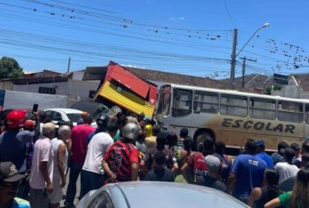 Mulher morre após ônibus escolar colidir em trailer em Miguel Calmon