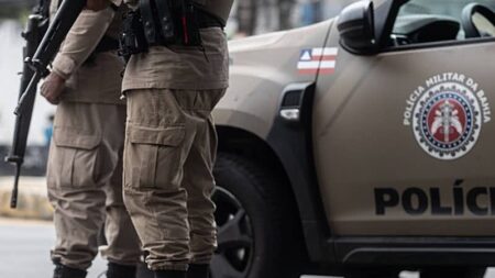 PM apreende arma de fogo e prende homens armados na BR-101