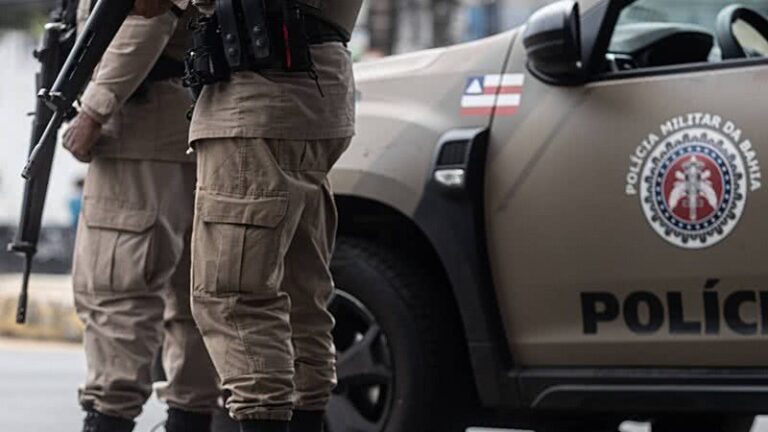 PM apreende arma de fogo e prende homens armados na BR-101