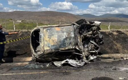 Cirurgião-dentista morre após batida entre carro e carreta que transportava areia na Bahia